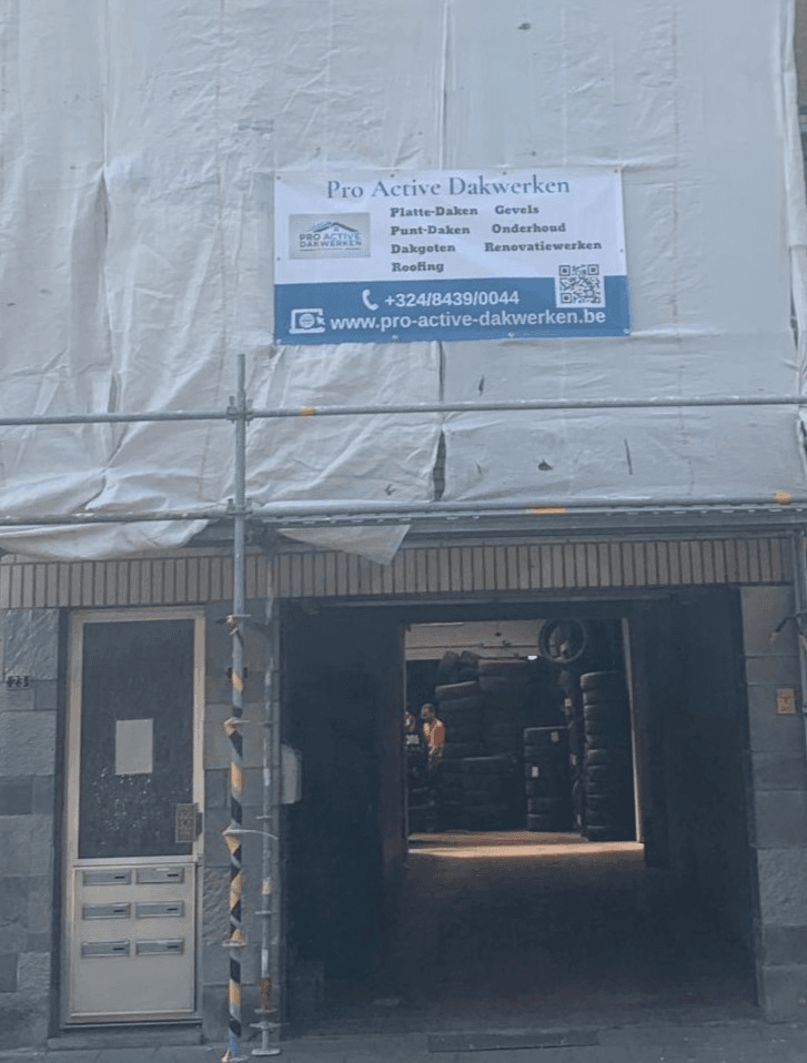 Pro Active Dakwerken professionele werkplek met bedrijfssignage en steigerwerk